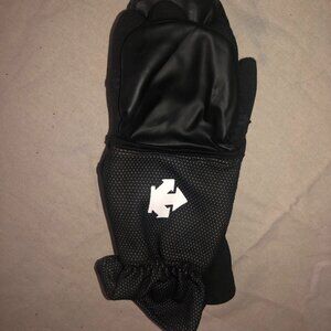 Descente Black Men's Wombat gloves - Size M   -- NWOT